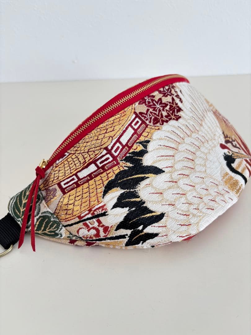 帯リメイク・鶴のボディバッグ　スリングバッグ