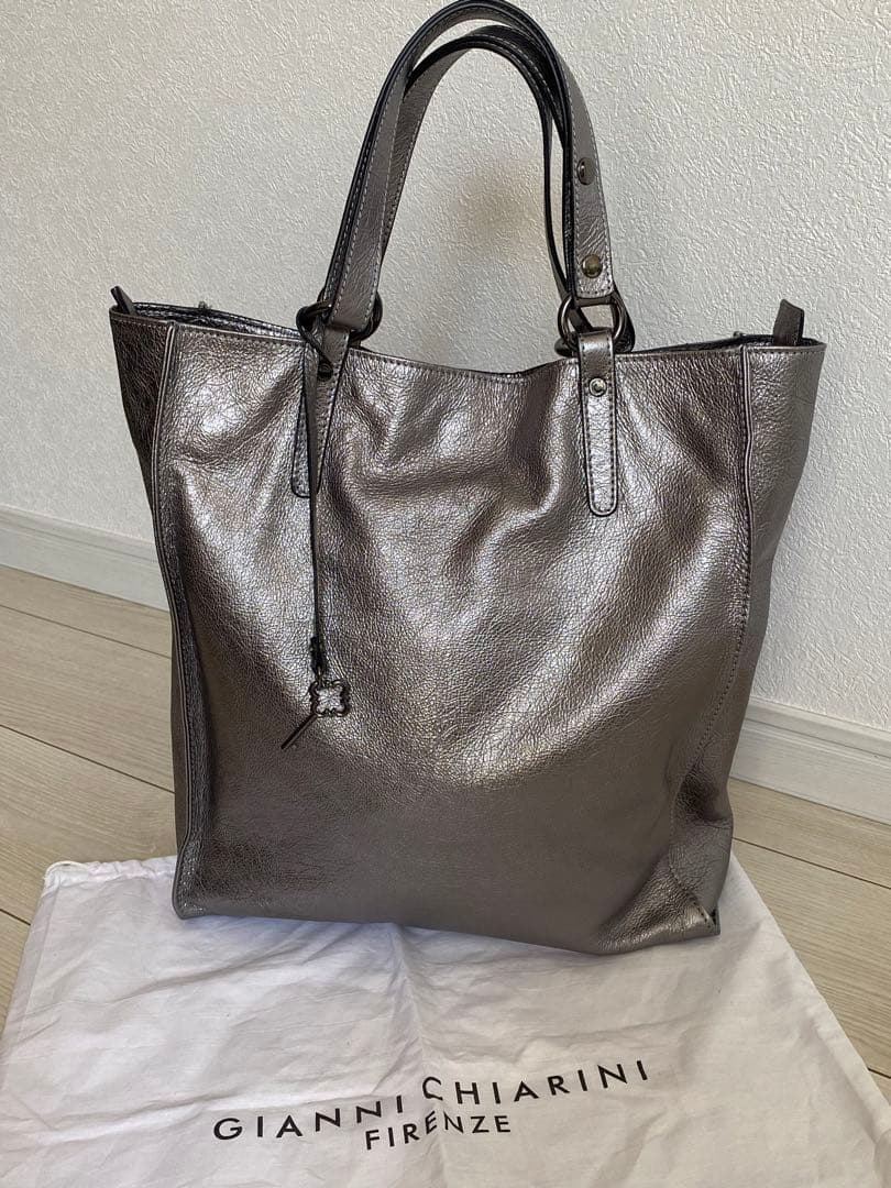 ジャンニキャリーニ 超美品 メタリックシルバーの縦長トートバッグ