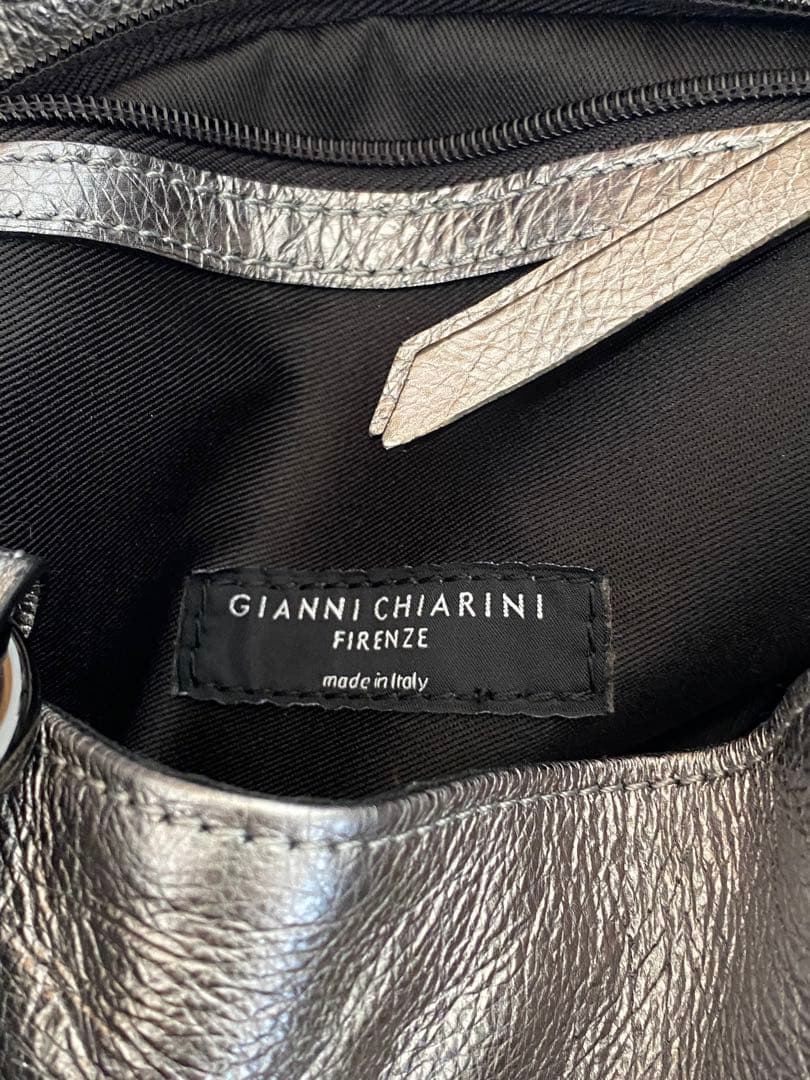 ジャンニキャリーニ 超美品 メタリックシルバーの縦長トートバッグ