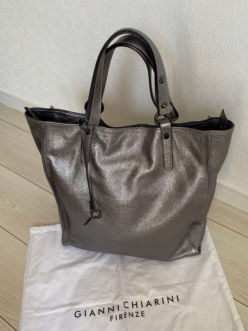 ジャンニキャリーニ 超美品 メタリックシルバーの縦長トートバッグ