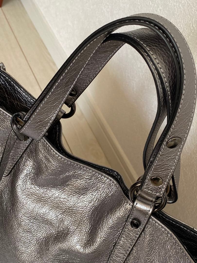 ジャンニキャリーニ 超美品 メタリックシルバーの縦長トートバッグ