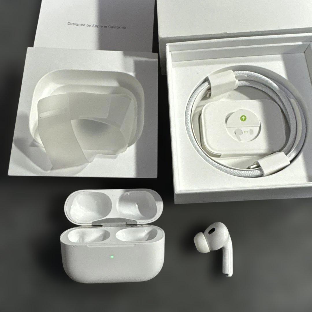 AirPodsプロ第二世代　USB-C本体 ホワイト 充電ケース付き　右耳のみ