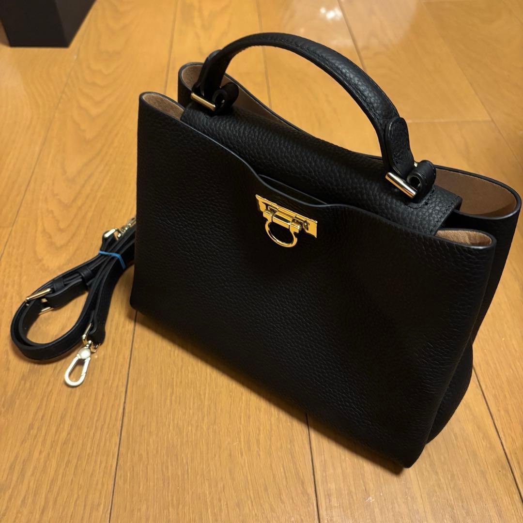 HAYNI ヘイニ　斜めがけ 黒 レザー ハンドバッグ　セレモニーバッグ