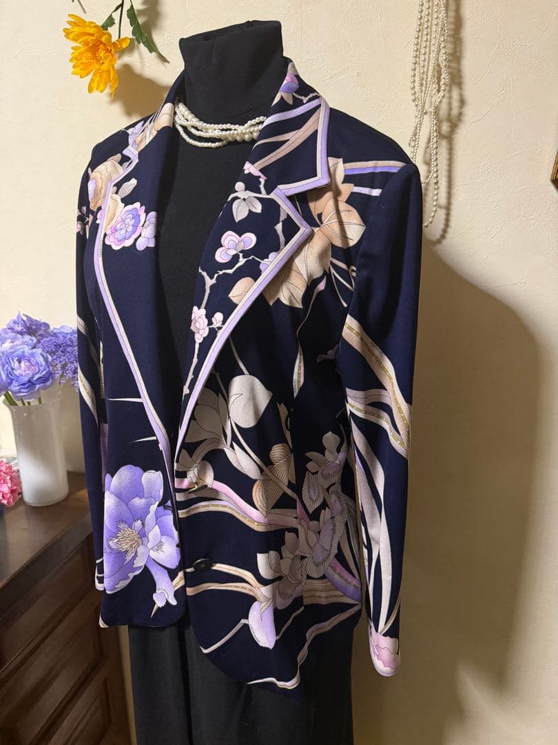 レオナール　素敵なジャケット　ネイビーにフラワープリント　記名あり　あちゃー