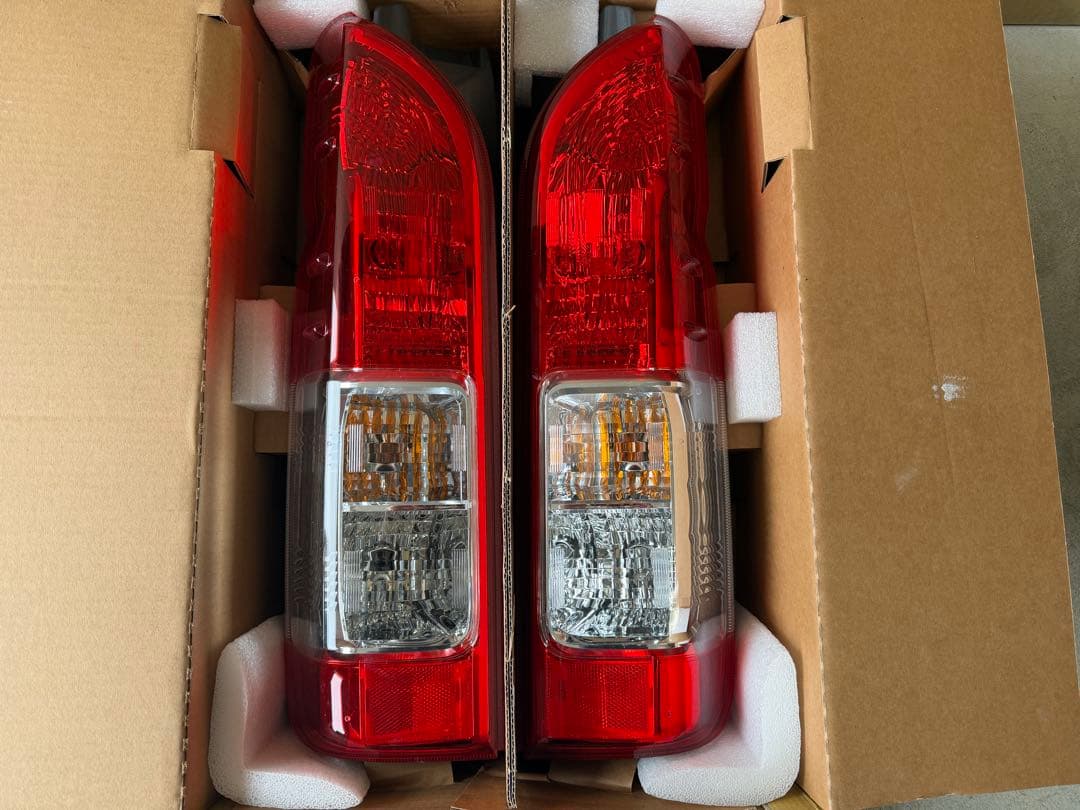 ハイエース純正テールランプ 左右セット７型