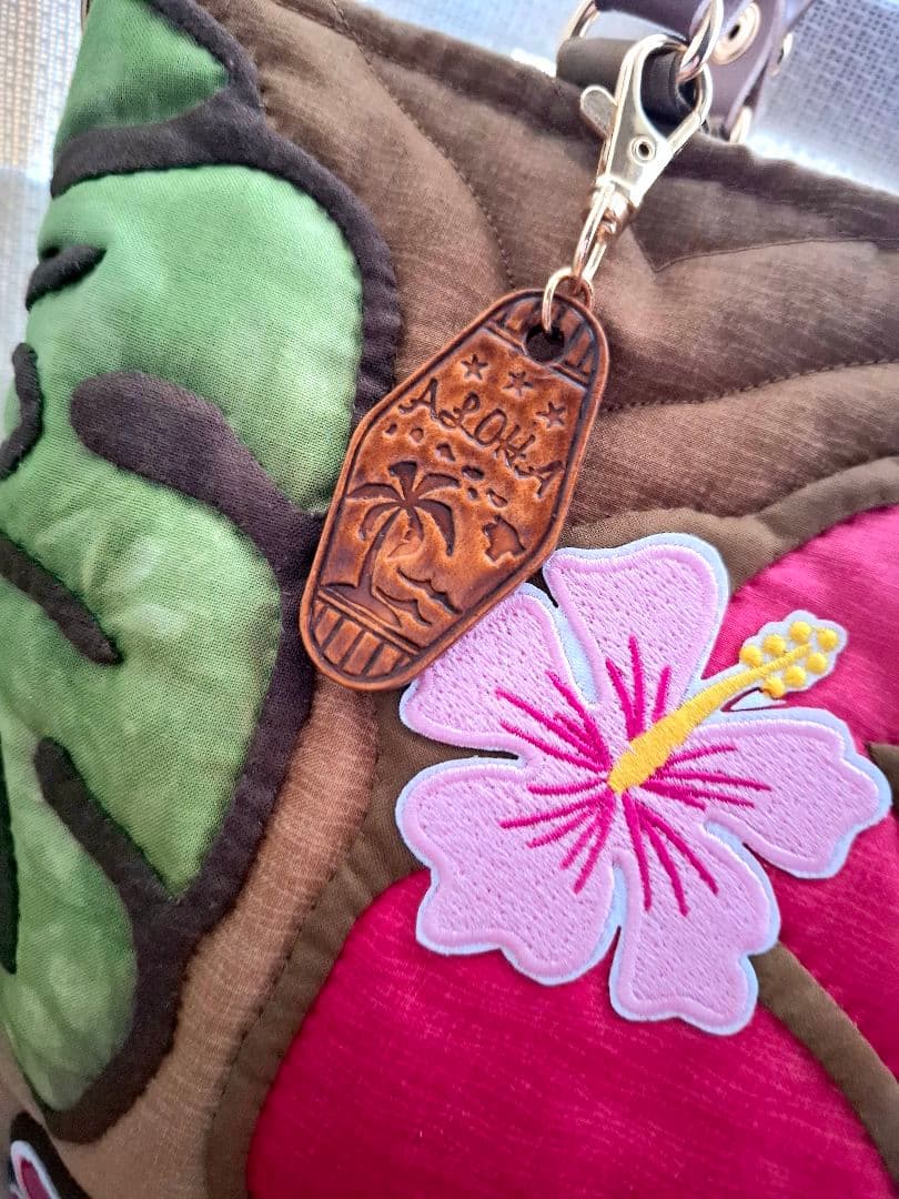 ハワイアンキルト　横長バッグ　2WAY　ファスナー付き　ハイビスカス