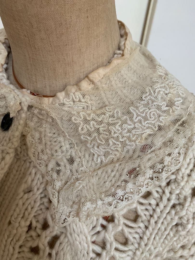 アンティークフリル付きオフホワイトニットカーディガン