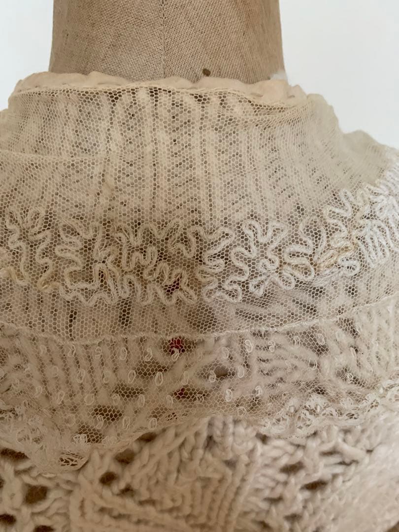 アンティークフリル付きオフホワイトニットカーディガン