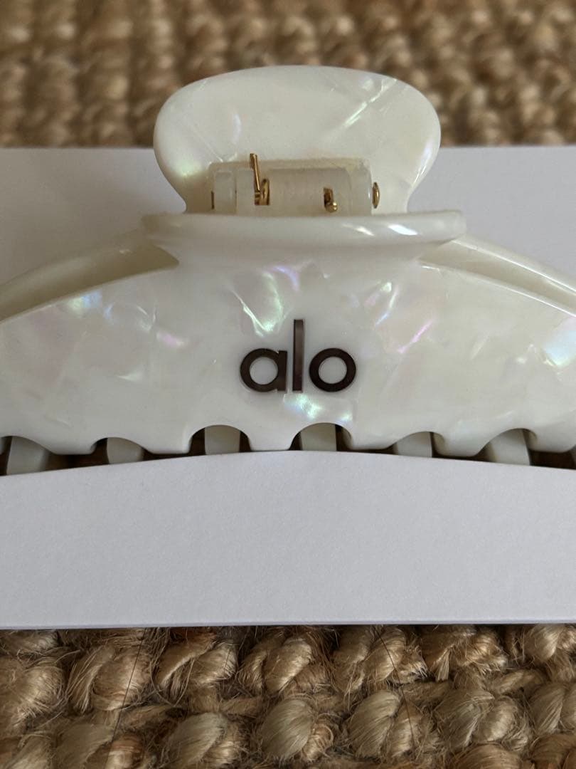 alo yoga ヘアクリップ