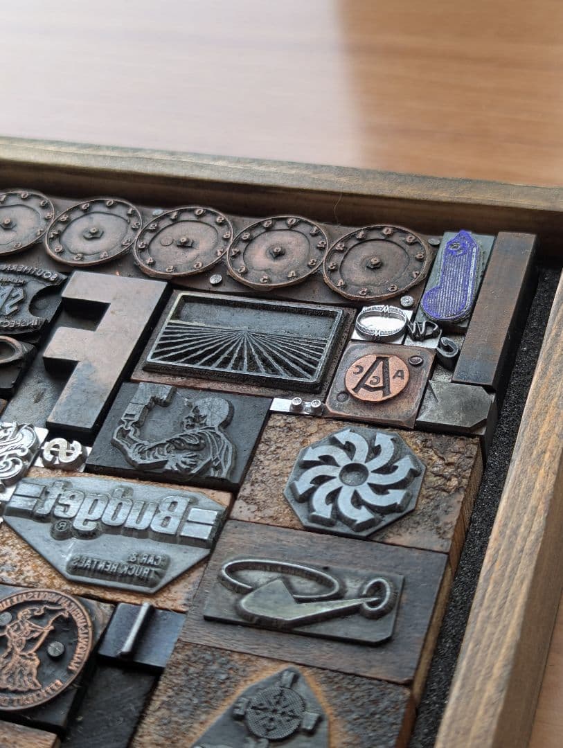 活版印刷　木製土台の活字など　A