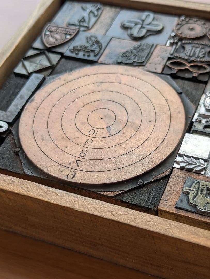 活版印刷　木製土台の活字など　A