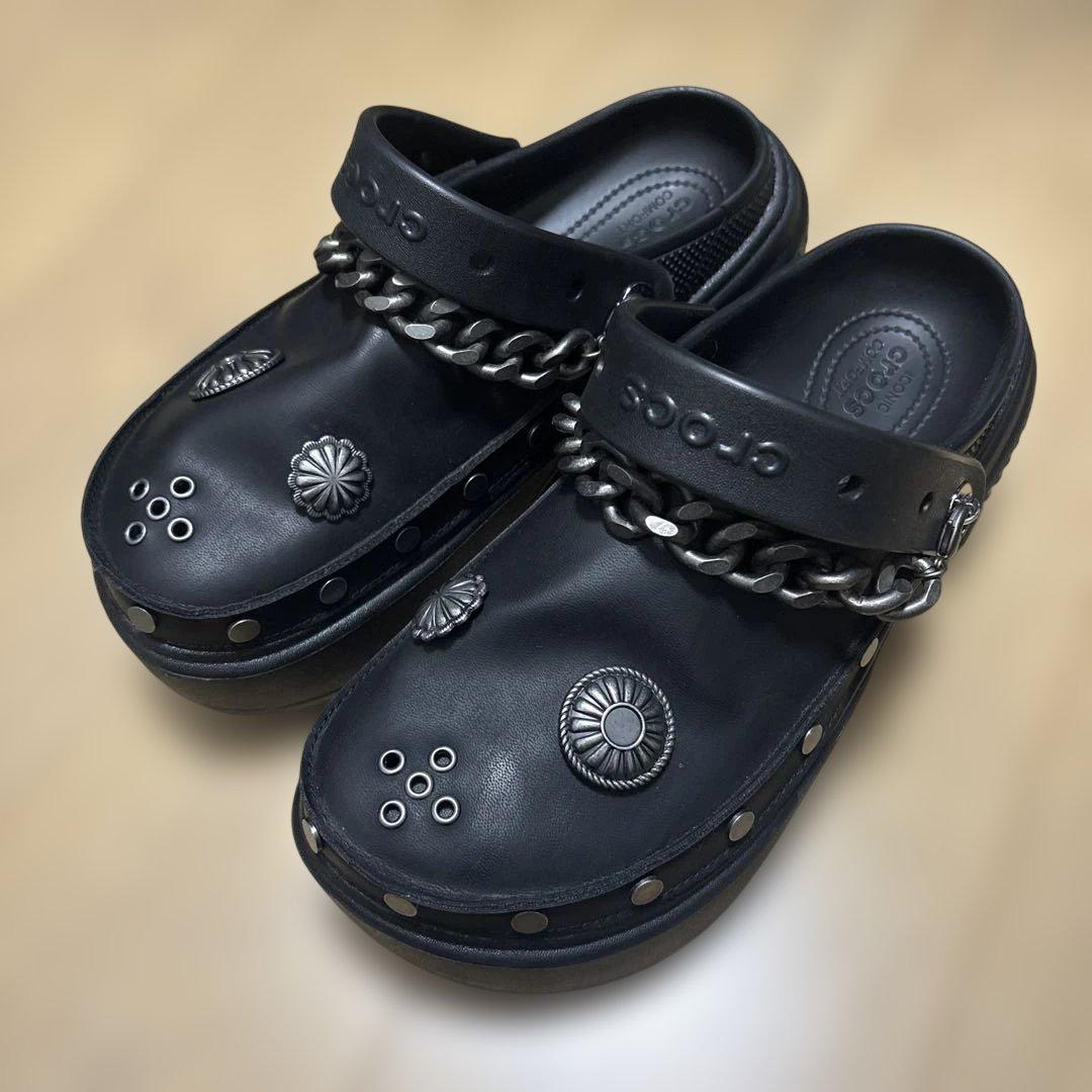 Crocs ストンプ エンベリッシュド クロッグ　ブラック クロッグサンダル