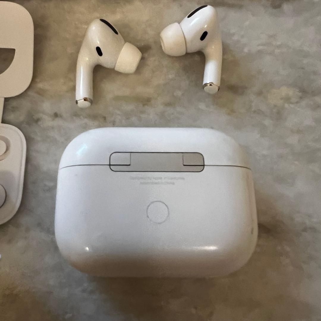 AirPods Pro 本体 充電ケース付き　右耳ジャンク