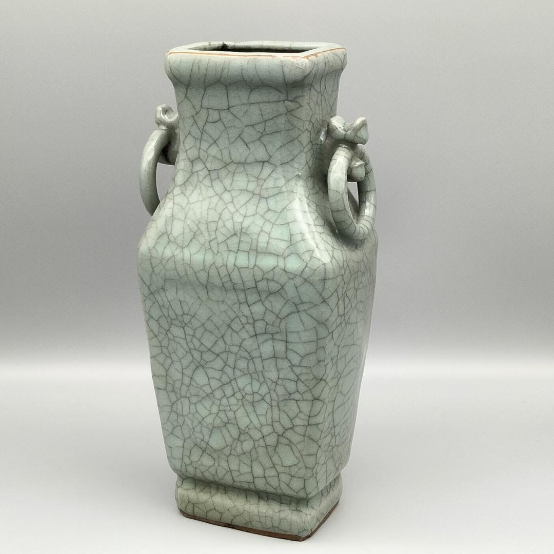 中国古玩 貫入青磁 陽刻花文 二耳 花瓶