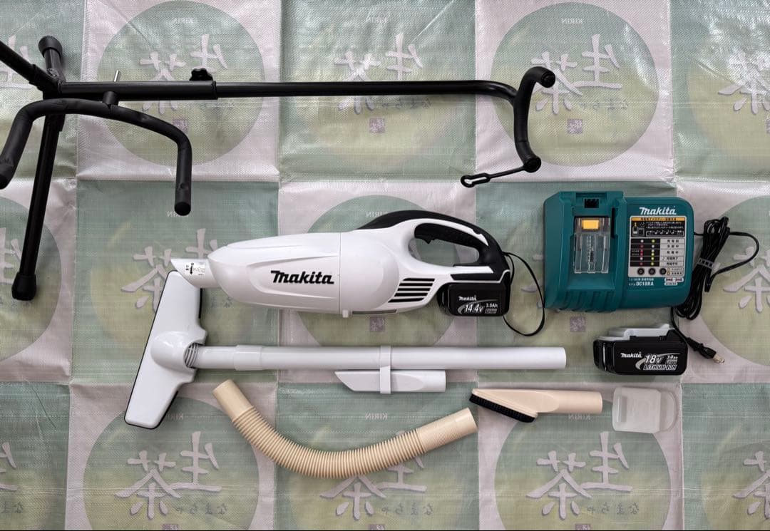 マキタ 18V充電式クリーナー CL180FD フルセット スタンド付き 美品