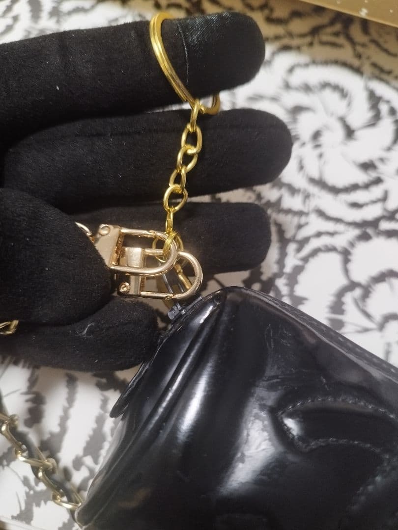 CHANEL 黒 レザー パテント　斜め掛け