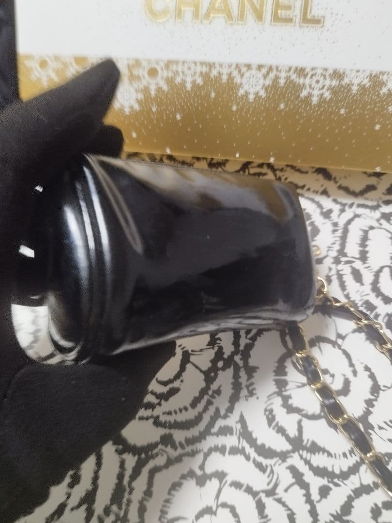 CHANEL 黒 レザー パテント　斜め掛け