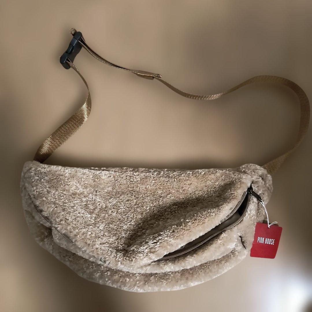 ピンクハウスクマさんブローチ付きボディバッグ ベージュ（新品、未使用）