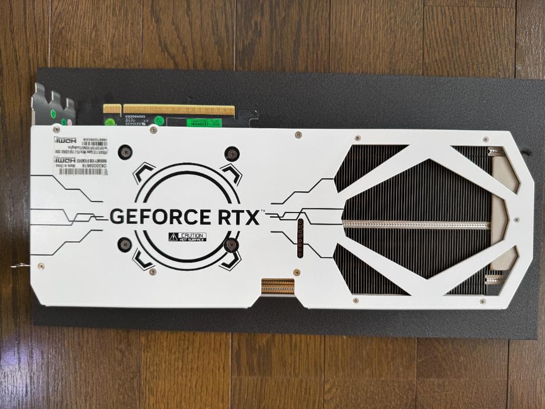 GeForce RTX4070TI グラフィックボード WHITE