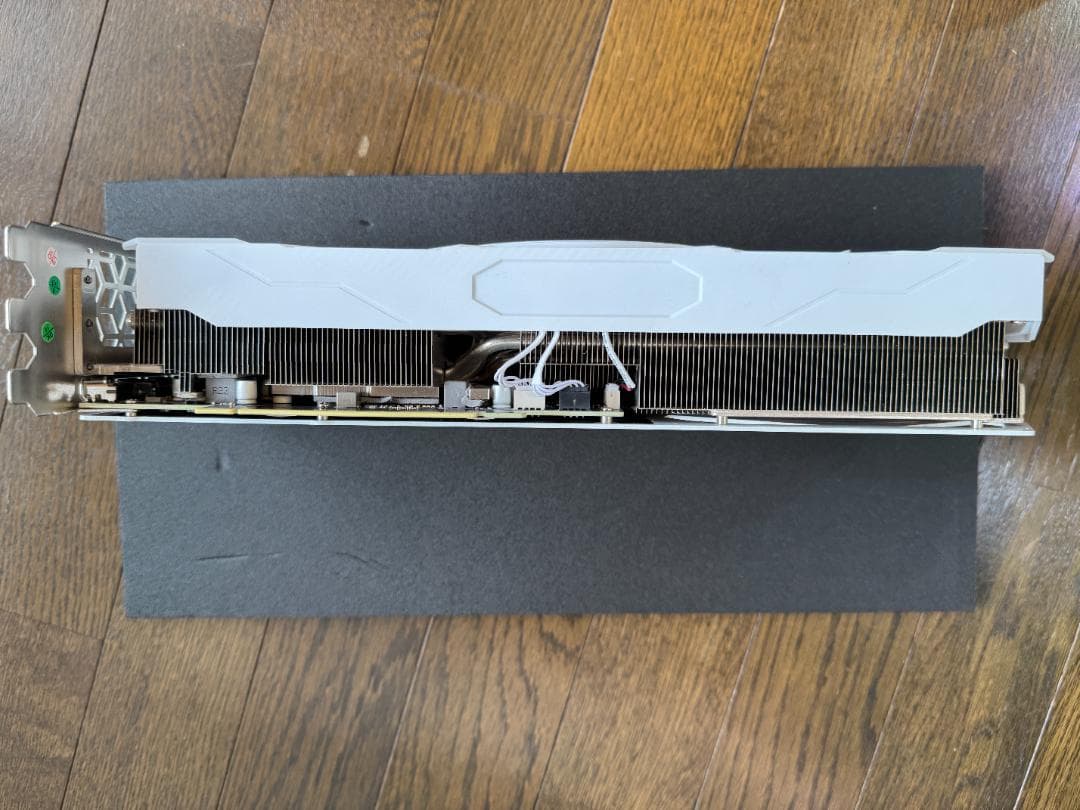 GeForce RTX4070TI グラフィックボード WHITE