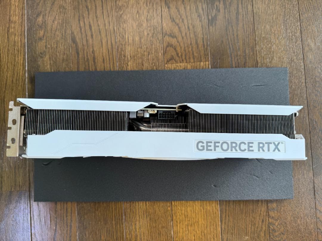 GeForce RTX4070TI グラフィックボード WHITE