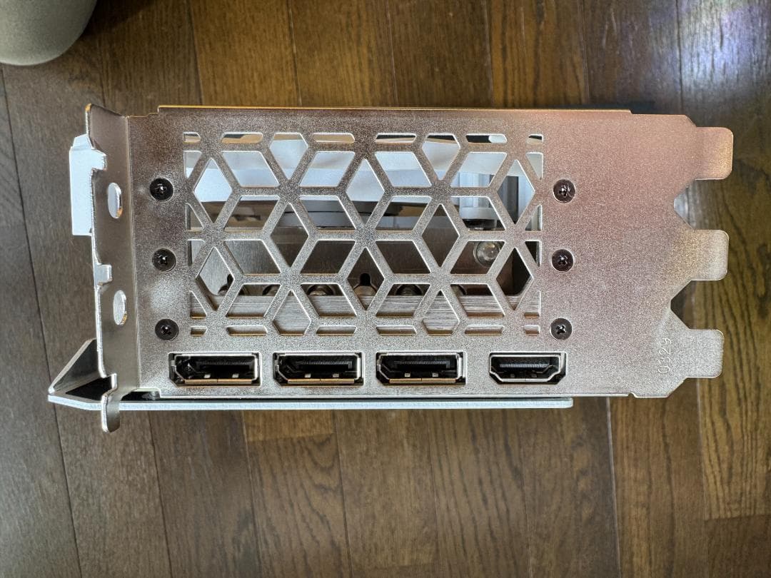 GeForce RTX4070TI グラフィックボード WHITE