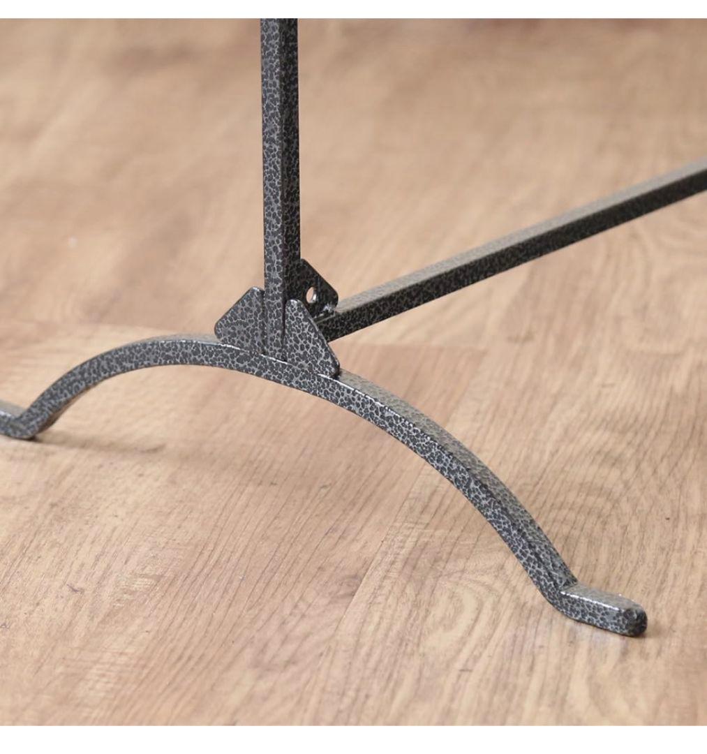 シンプルな金属製ハンガーラック