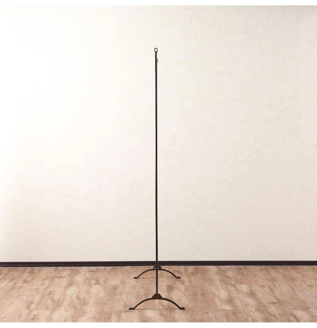 シンプルな金属製ハンガーラック