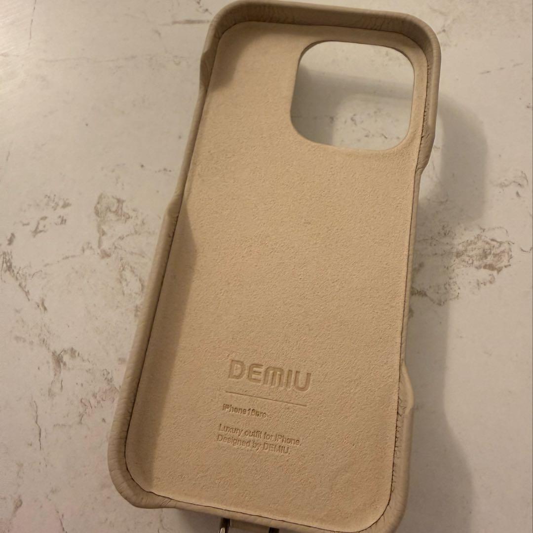 DEMIU ベージュ iPhone16pro ストラップ付き　美品