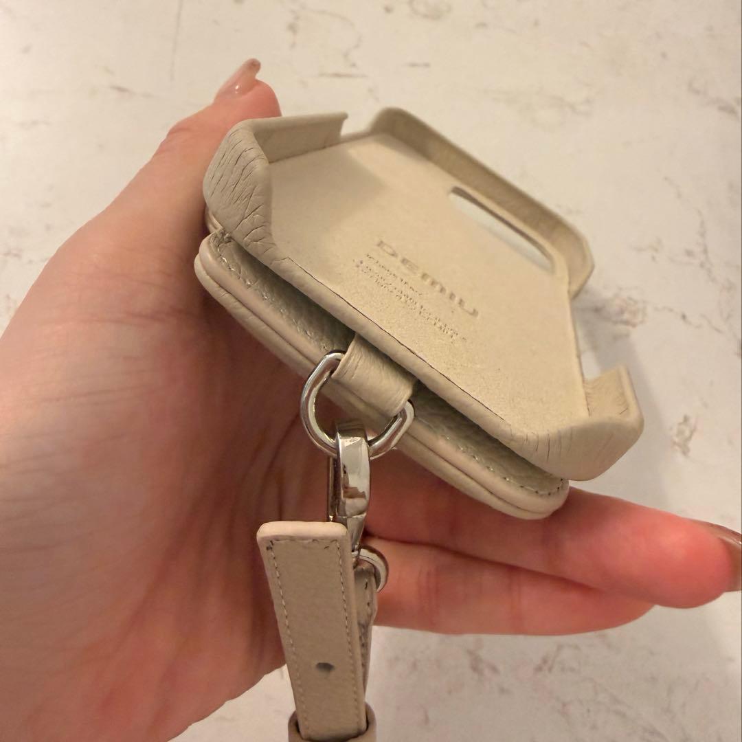 DEMIU ベージュ iPhone16pro ストラップ付き　美品