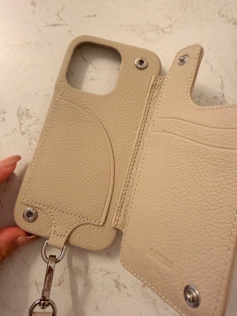 DEMIU ベージュ iPhone16pro ストラップ付き　美品