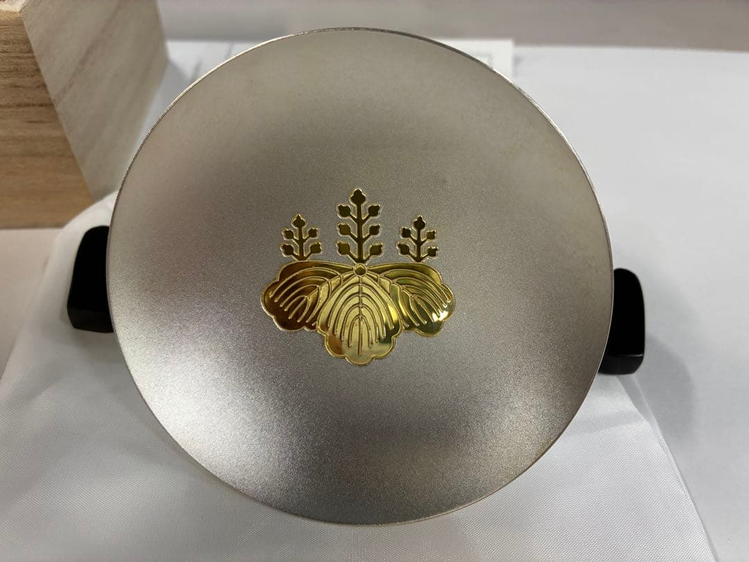 【現在高騰中　純銀999 66g】防衛大臣 永年勤続表彰記念銀杯 桐紋 台座箱付