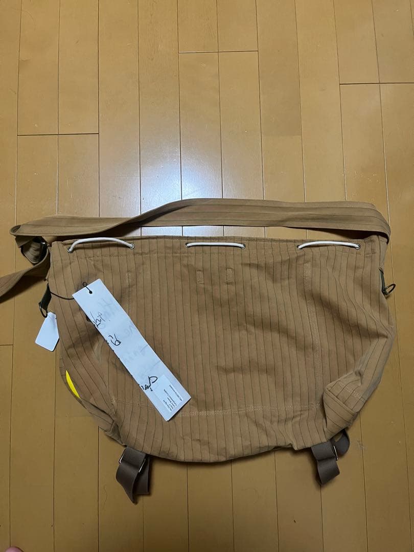 希少 KHOKI 23SS メッセンジャーバック キャメルストライプ新品、未使用