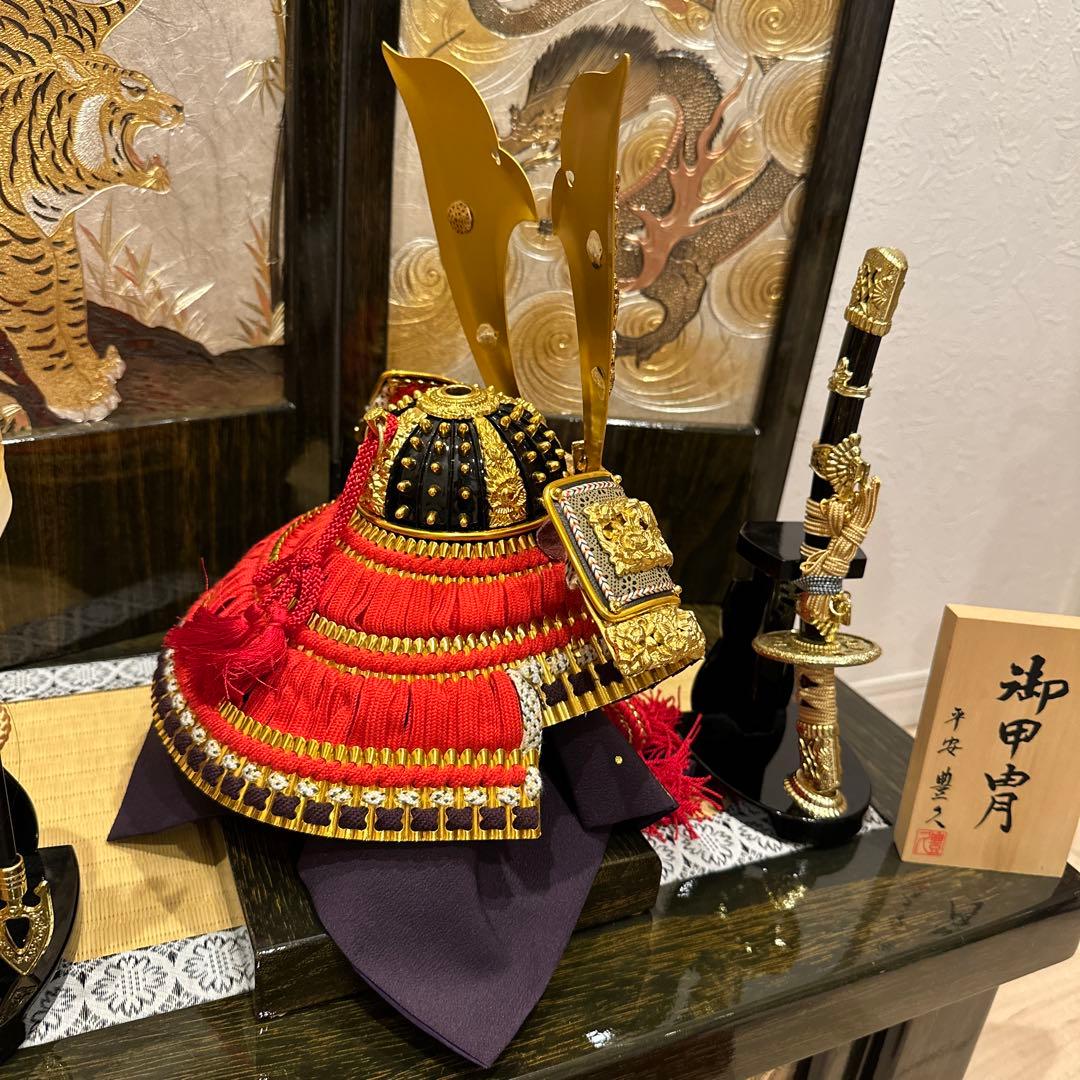 五月人形 兜収納飾り 金色・赤色・紫色