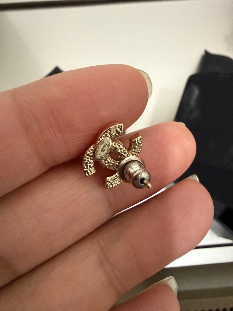 CHANEL ゴールドロゴピアス 箱付き