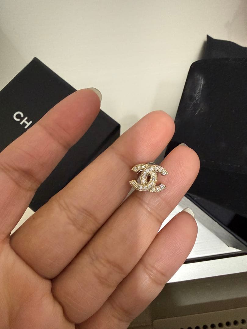 CHANEL ゴールドロゴピアス 箱付き