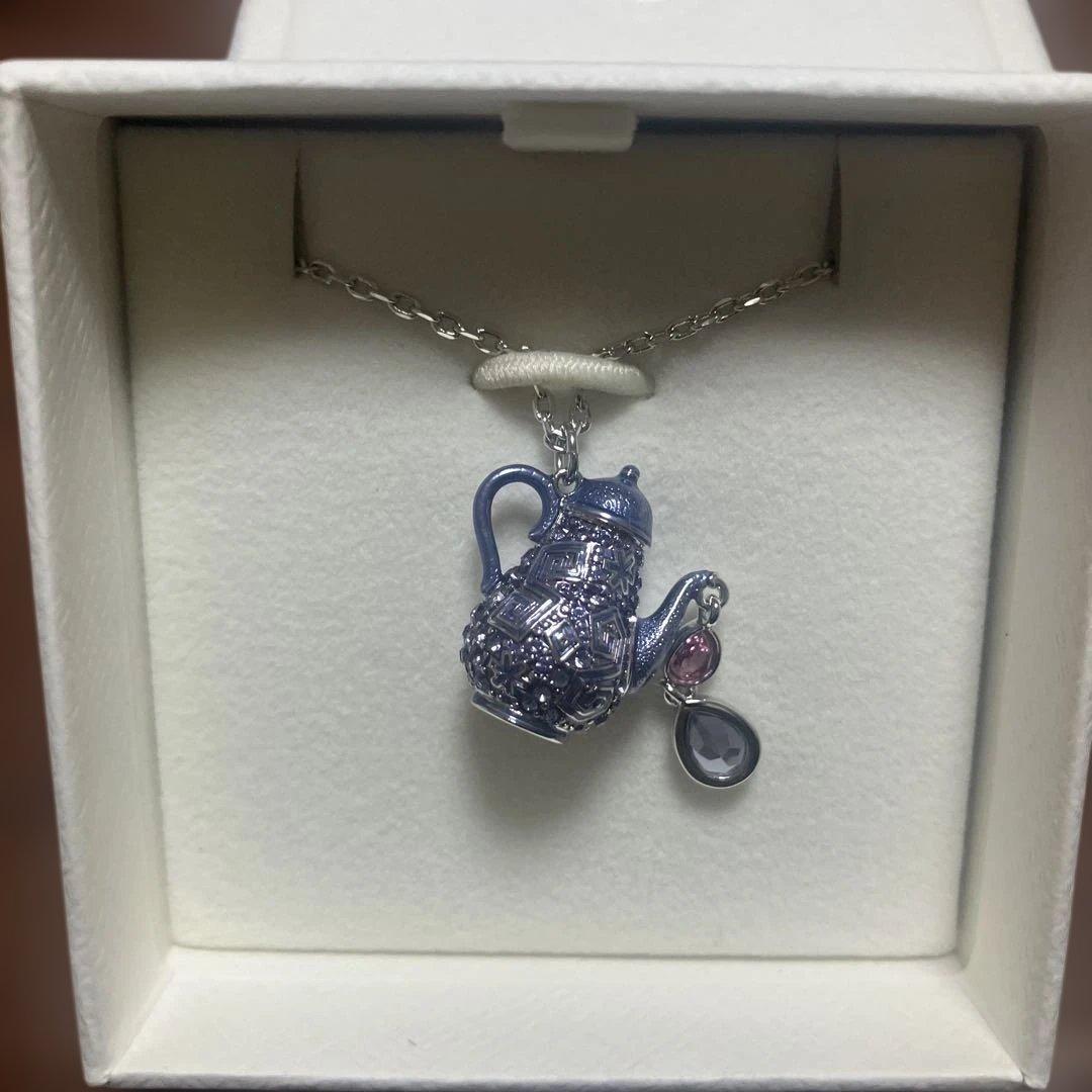 スワロフスキー　Alice in Wonderland ペンダント