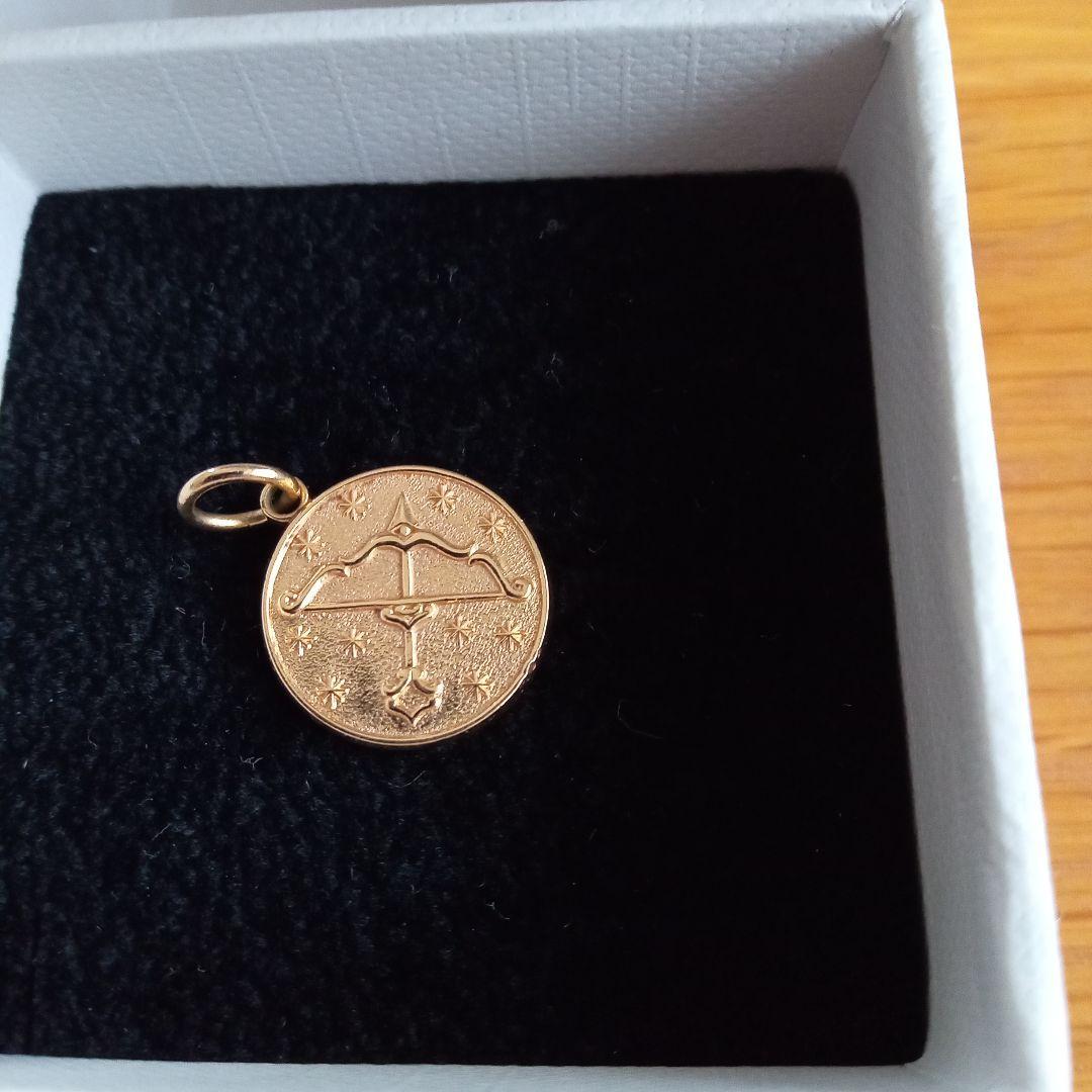 agete　10金星座デザイン 射手座　メダル型チャーム