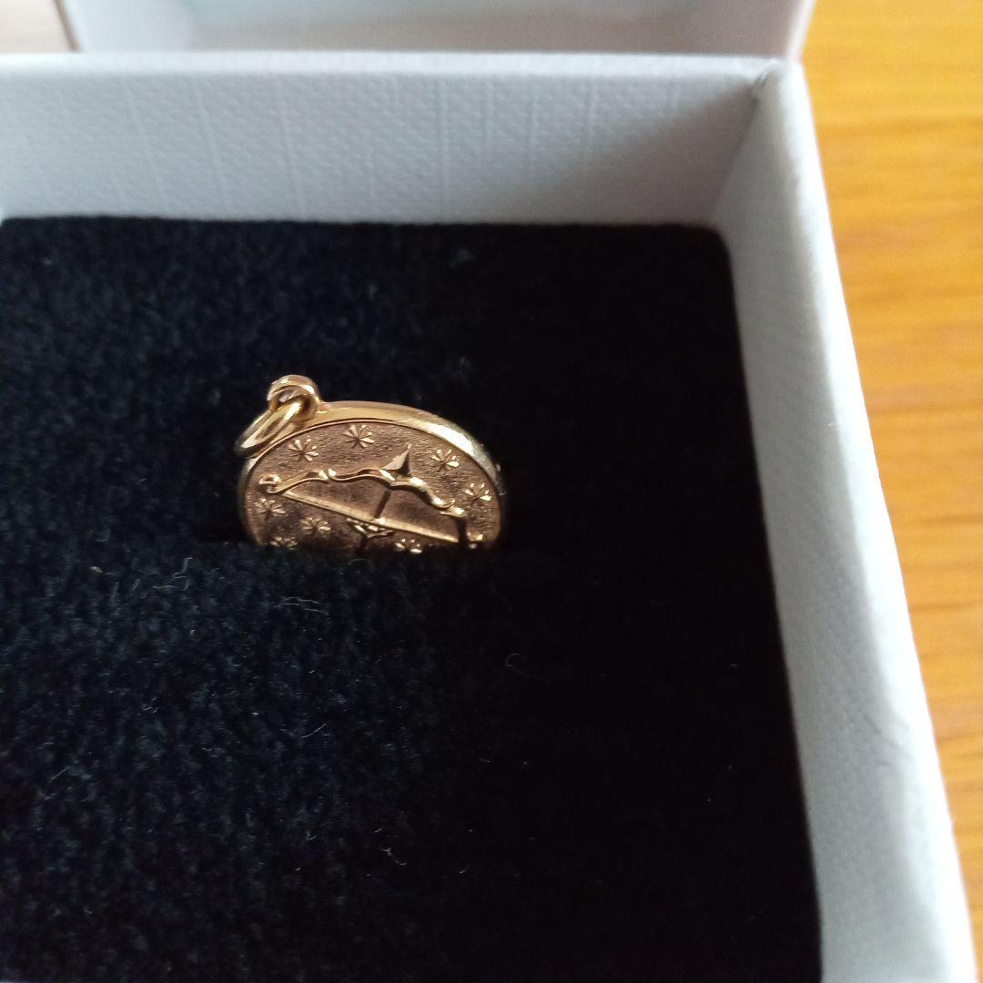 agete　10金星座デザイン 射手座　メダル型チャーム