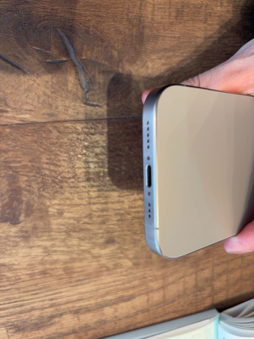 iPhone 15Pro ナチュラルチタニウム　アクティベーションロックあり