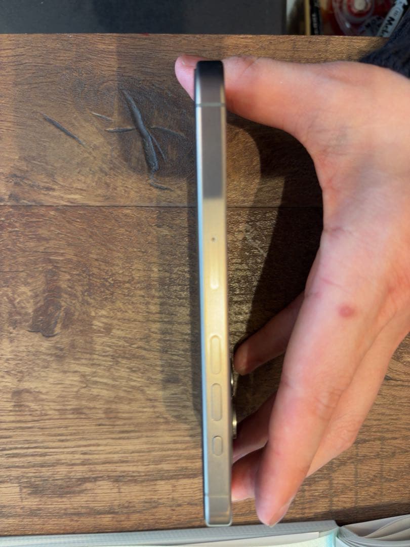 iPhone 15Pro ナチュラルチタニウム　アクティベーションロックあり