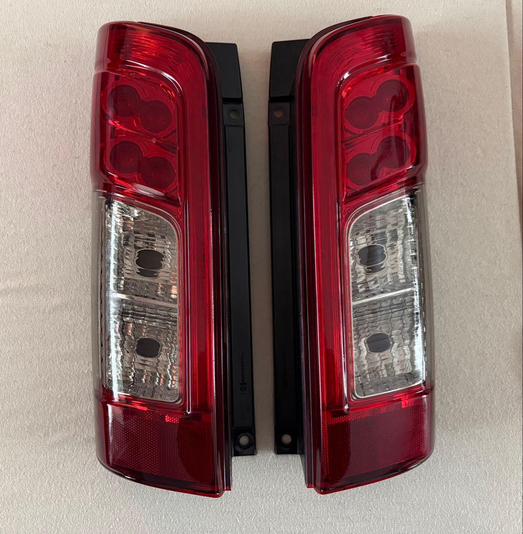 日産 Ｅ26 NV350 キャラバン スモーク塗装　後期　LED テールランプ