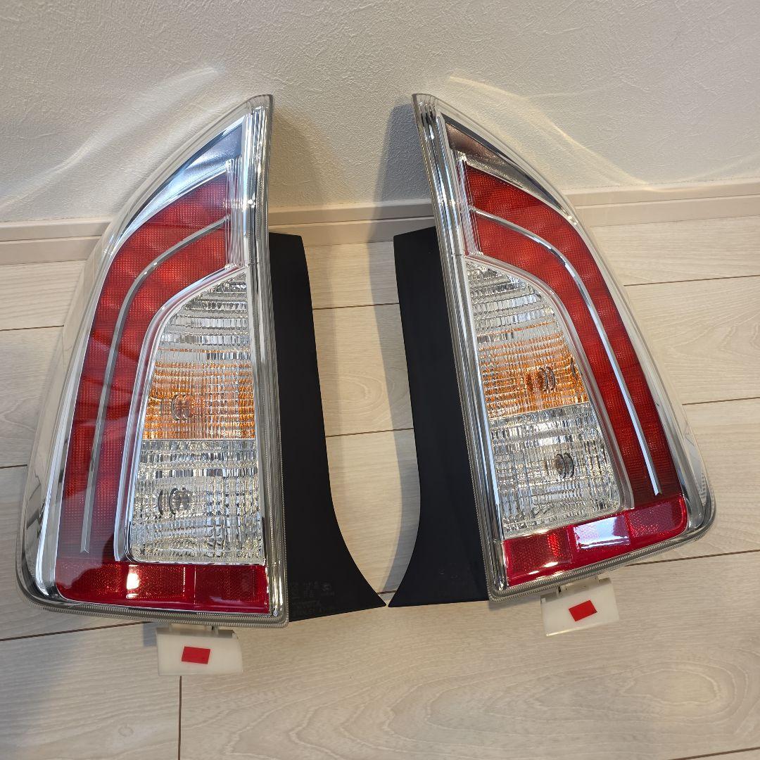 30　プリウス　後期　純正テールランプ　極美品