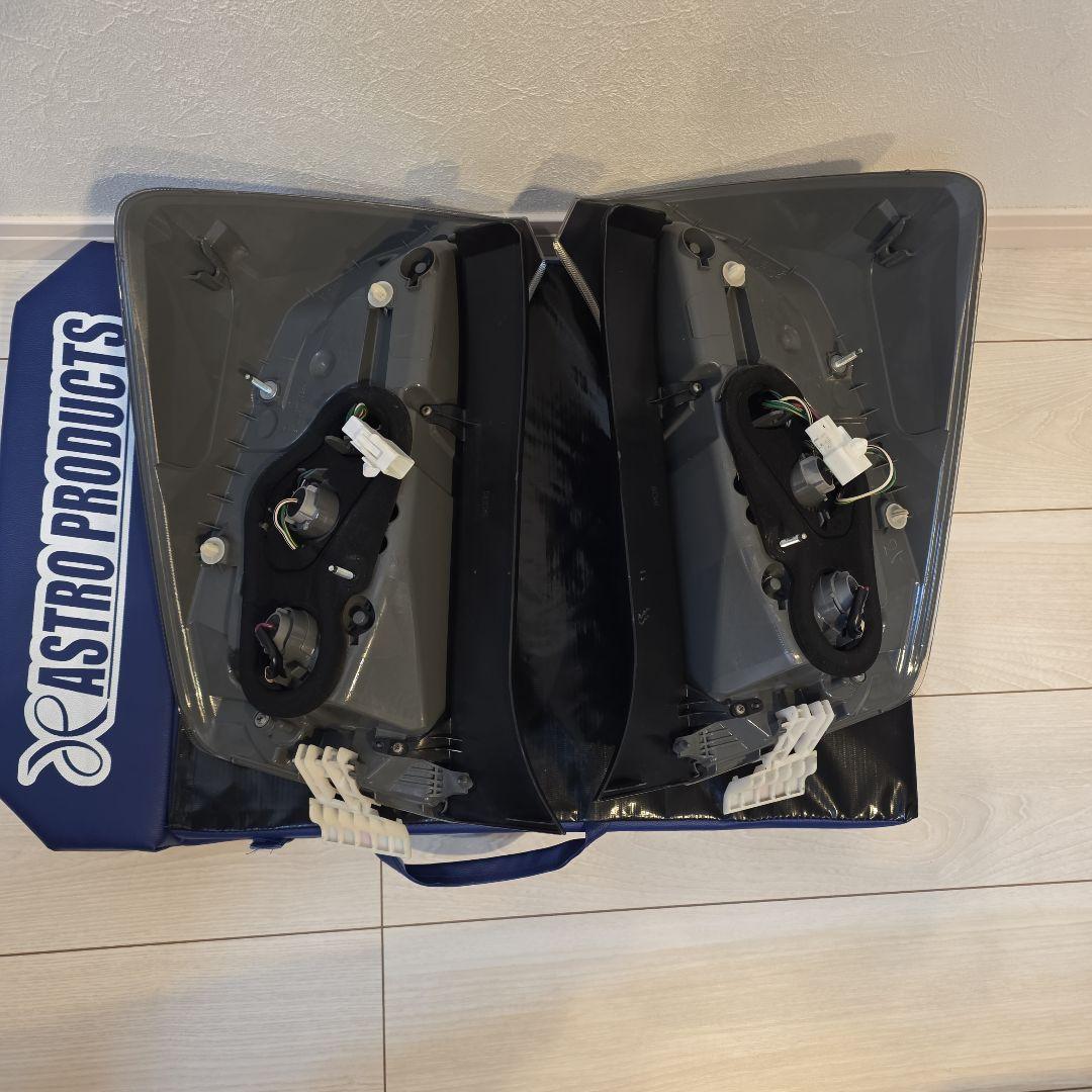 30　プリウス　後期　純正テールランプ　極美品