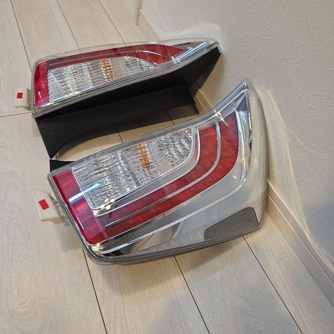 30　プリウス　後期　純正テールランプ　極美品