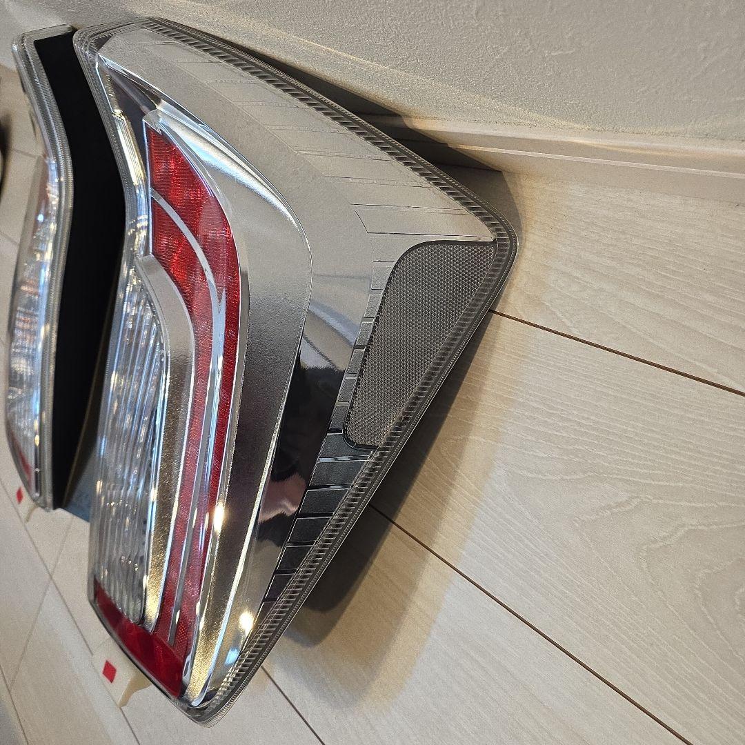 30　プリウス　後期　純正テールランプ　極美品