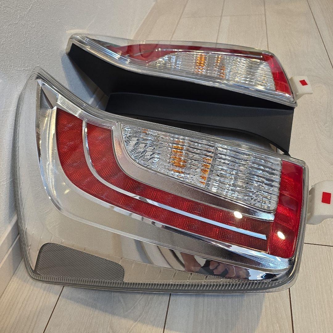 30　プリウス　後期　純正テールランプ　極美品