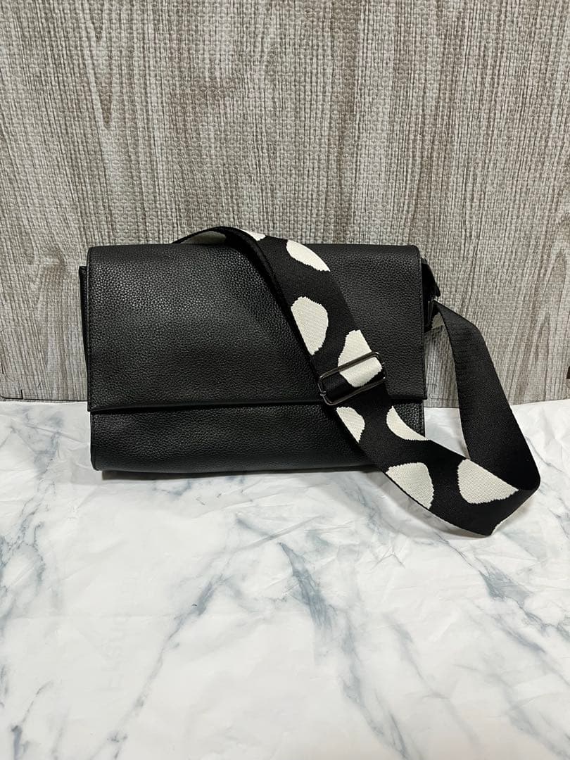 【美品】イアパピヨネ 柄 ワイドテープ ショルダー バッグ ブラック ボディ