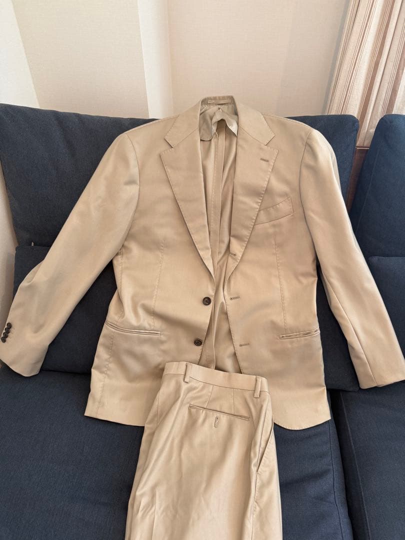 Brilla per il gusto(ブリッラペルイルグスト)のベージュスーツ