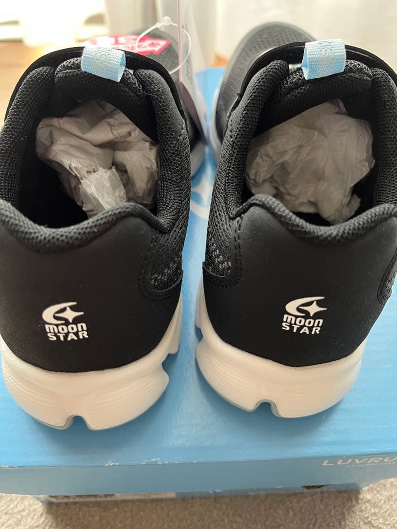 【新品】LUVRUSH ブラック ベージュ　スニーカー　22.5 女の子　3E